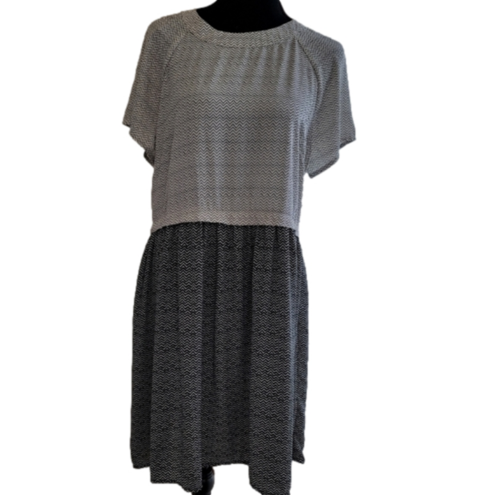 Lorena Rose Two Toned Chevron Patterned Short Sleeve Dress Size 14